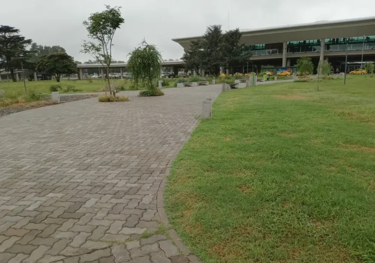 Corte de pasto y embellecimiento en el Aeropuerto de Córdoba