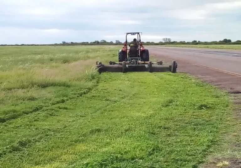 Tractor cortando el pasto en Posadas